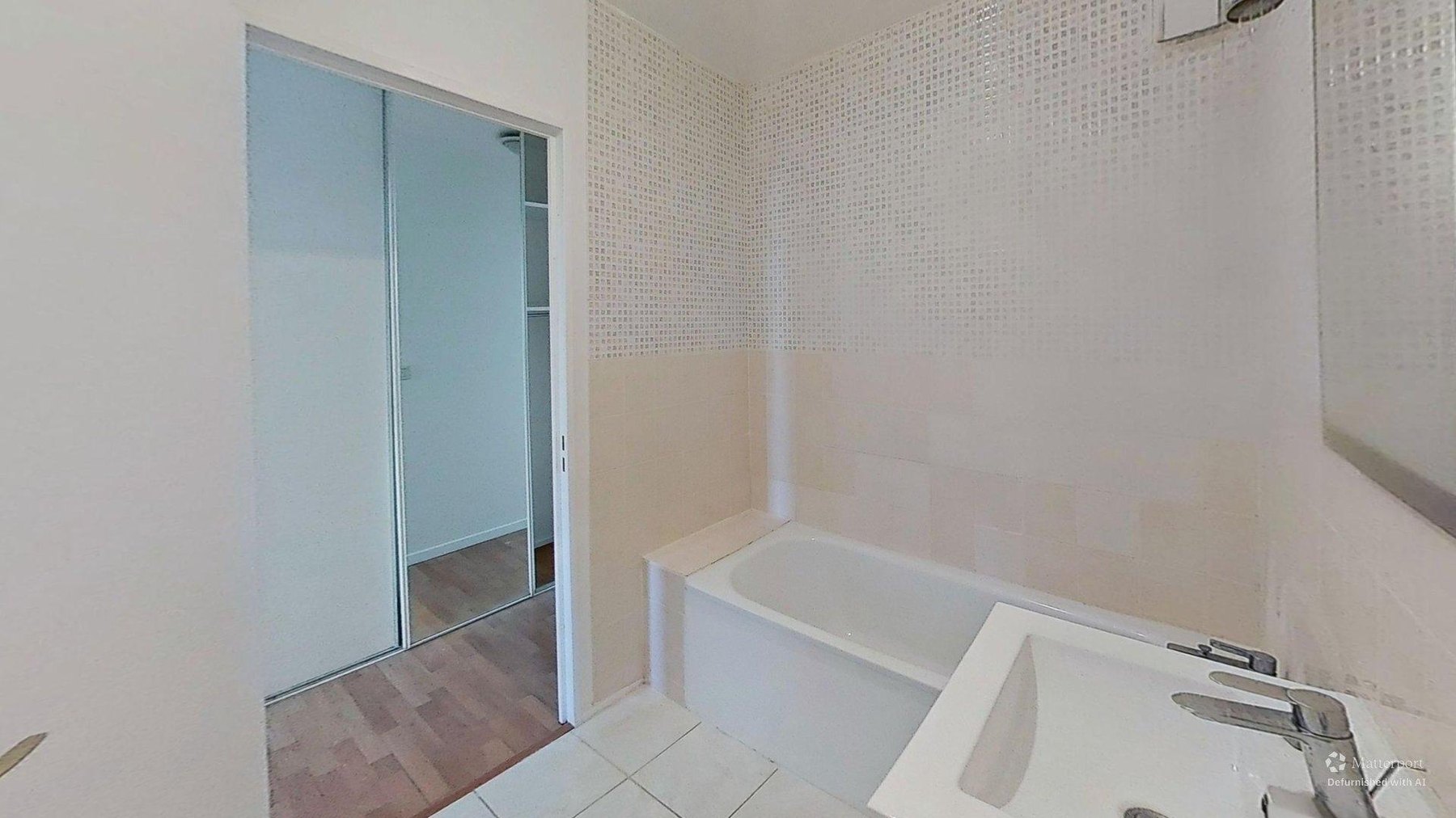 Salle de bains carrelée avec baignoire